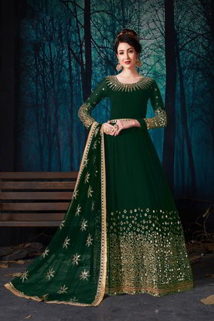 Зелёное платье / костюм из креп-жоржета и фатина, украшенное вышивкой люрексом с кусочками зеркалец