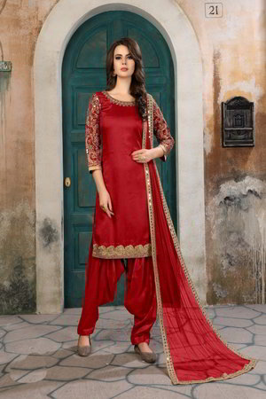 Красное платье / костюм из дизайнерского шёлка и фатина, украшенное вышивкой
