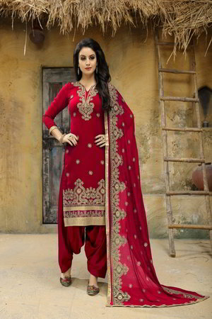 Красный индийский костюм из креп-жоржета, украшенный вышивкой