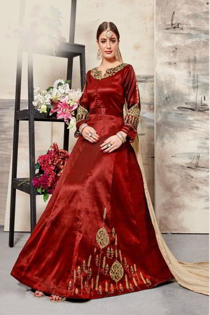 Красное платье / костюм из шёлка и фатина, украшенное вышивкой