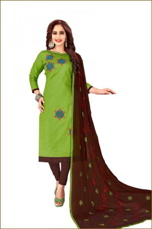 Зелёное хлопковое платье / костюм, украшенное вышивкой