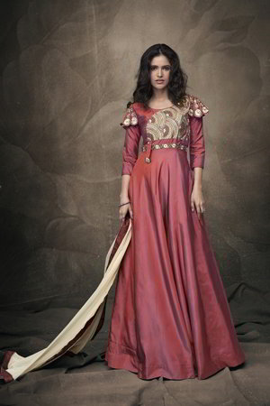 Розовое платье / костюм из шифона и шёлка, украшенное вышивкой