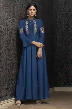 Синее платье в пол / костюм из шёлка, украшенное вышивкой