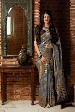 Серое шёлковое индийское сари, украшенное вышивкой