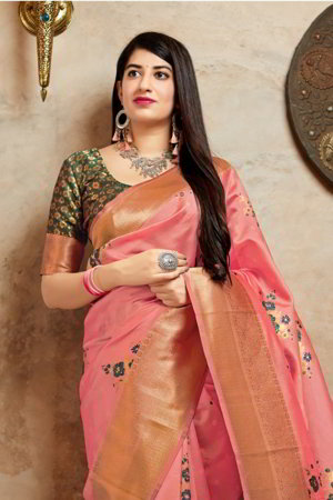 Розовое шёлковое индийское сари, украшенное вышивкой
