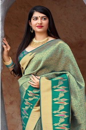 Индийское сари из шёлка, украшенное вышивкой