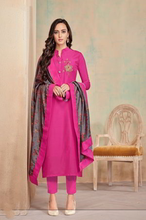 Розовое и цвета фуксии хлопковое и шёлковое платье / костюм, украшенное вышивкой