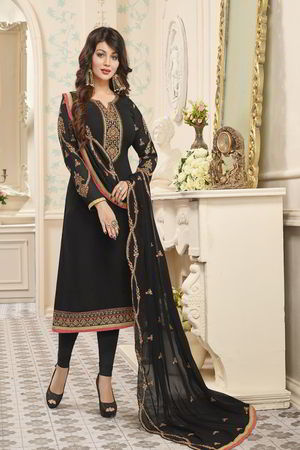 Чёрное индийское платье / костюм из креп-жоржета, с длинными рукавами,  украшенное вышивкой