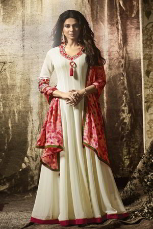 Белое длинное платье / анаркали / костюм из шифона и из креп-жоржета, украшенное вышивкой, печатным рисунком
