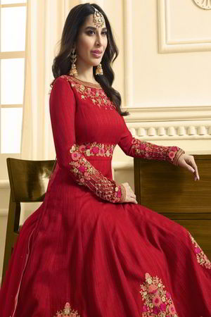 Красное длинное платье в пол, с длинными рукавами, украшенное вышивкой