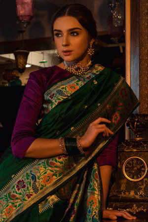 Зелёное индийское сари из шёлка банараси, украшенное вышивкой с люрексом