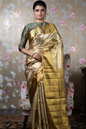 Серебристое и золотое индийское сари из натурального шёлка, украшенное вышивкой люрексом