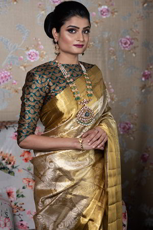 Серебристое и золотое индийское сари из натурального шёлка, украшенное вышивкой люрексом