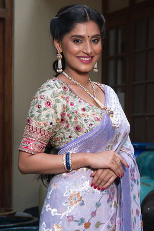 Лавандовое индийское сари из шёлка и креп-жоржета, украшенное вышивкой люрексом