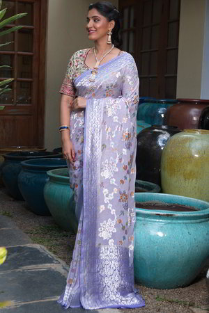 Лавандовое индийское сари из шёлка и креп-жоржета, украшенное вышивкой люрексом