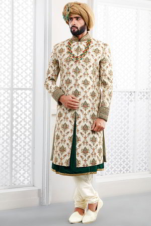 Белый хлопко-шёлковый индийский свадебный мужской костюм / шервани, украшенный скрученной шёлковой нитью, вышивкой со стразами, перламутровыми бусинками