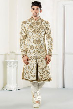 Белый хлопко-шёлковый индийский свадебный мужской костюм / шервани, украшенный скрученной шёлковой нитью со стразами