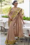 Бежевое элегантное индийское сари из шёлка, украшенное вышивкой с люрексом, бисером и пайетками