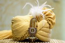 Бежевый индийский мужской тюрбан / чалма / сафа с брошью