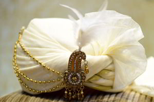 Кремовый индийский свадебный мужской тюрбан / чалма / сафа с брошью