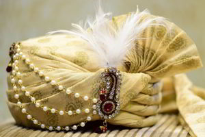 Бежевый национальный индийский свадебный мужской тюрбан / чалма / сафа с брошью