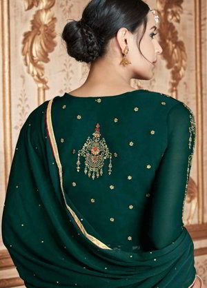 Тёмно-зелёное длинное платье / анаркали / костюм из креп-жоржета и шёлка, украшенное печатным рисунком, вышивкой
