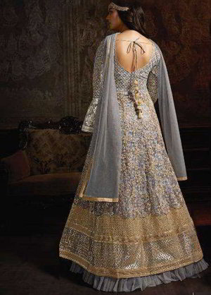Серое длинное платье / анаркали / костюм из атласа и фатина, украшенное цветочной вышивкой с кружевами