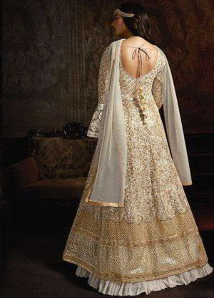 Белое длинное платье / анаркали / костюм из атласа и фатина, украшенное цветочной вышивкой с кружевами
