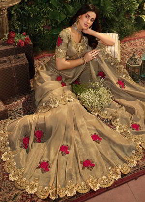 Бежево-коричневое нарядное индийское сари, украшенное вышивкой с люрексом