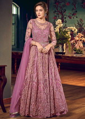 Лиловое роскошное длинное платье в пол из гипюра, с рукавами три четверти