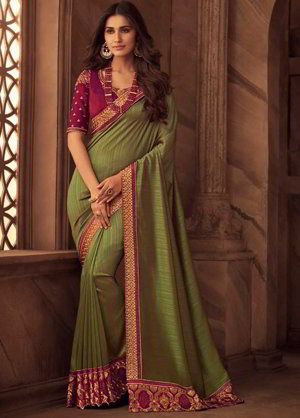 Светло-зелёное индийское сари из шёлка, украшенное вышивкой