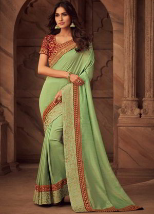 Светло-зелёное индийское сари из шёлка, украшенное вышивкой