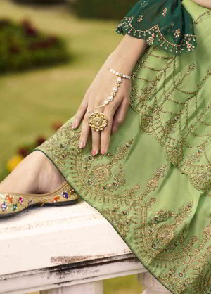 Зелёное платье / костюм из креп-жоржета и атласа, украшенное вышивкой