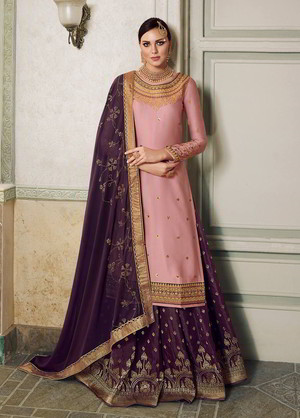 Фиолетовое и розовое платье / костюм из шёлкового атласа и жаккардовой ткани, украшенное вышивкой со стразами