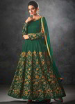 Зелёное длинное платье в пол, с длинными рукавами, украшенное вышивкой