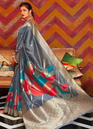 Серое шёлковое индийское сари, украшенное вышивкой люрексом