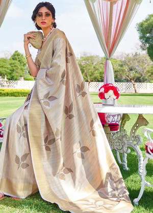 Молочное жаккардовое и шёлковое индийское сари, украшенное вышивкой люрексом