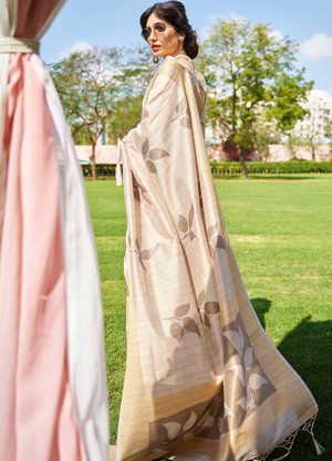 Молочное жаккардовое и шёлковое индийское сари, украшенное вышивкой люрексом