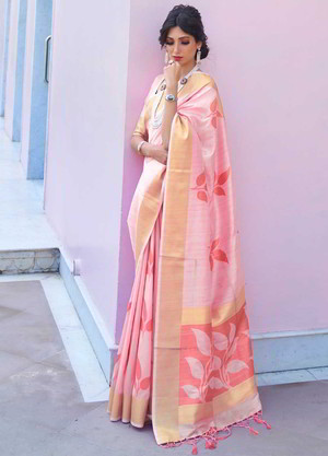 Светло-розовое жаккардовое и шёлковое индийское сари, украшенное вышивкой люрексом
