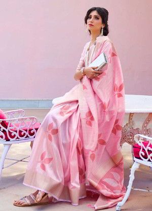 Светло-розовое жаккардовое и шёлковое индийское сари, украшенное вышивкой люрексом