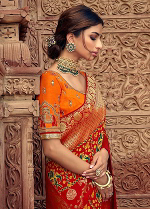 Красное индийское сари из шёлка, украшенное вышивкой