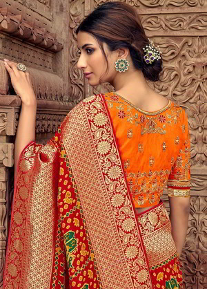 Красное индийское сари из шёлка, украшенное вышивкой
