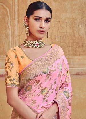 Светло-розовое шёлковое индийское сари, украшенное вышивкой