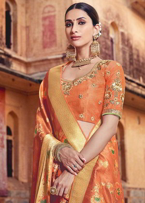 Оранжевое индийское сари из шёлка, украшенное вышивкой