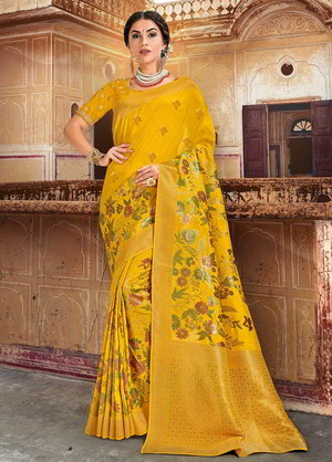 Жёлтое индийское сари из шёлка, украшенное вышивкой