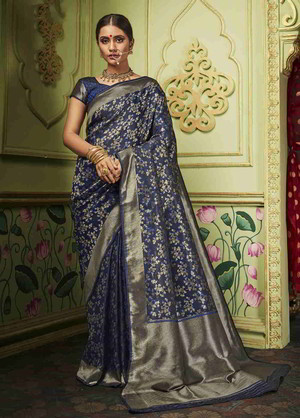 Синее индийское сари из шёлка, украшенное вышивкой