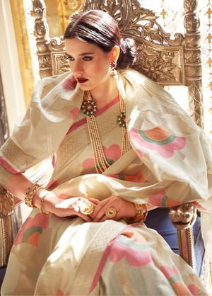 Кремовое льняное и шёлковое индийское сари, украшенное вышивкой люрексом