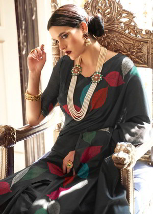 Чёрное льняное и шёлковое индийское сари, украшенное вышивкой люрексом