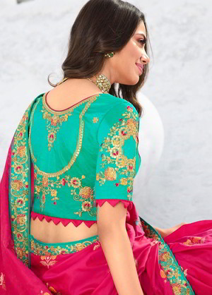 Цвета фуксии жаккардовое и шёлковое индийское сари, украшенное вышивкой
