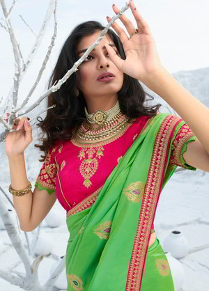 Светло-зелёное и цвета фуксии жаккардовое и шёлковое индийское сари, украшенное вышивкой